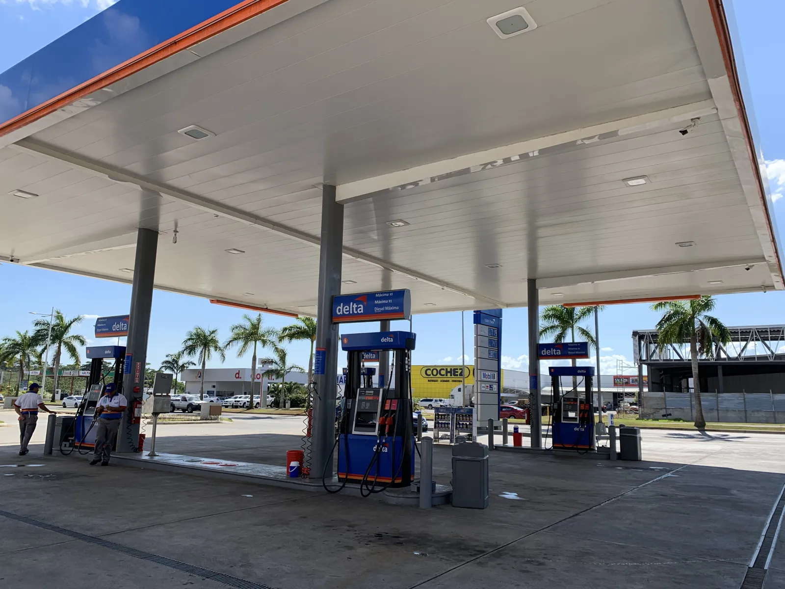 Canopy y dispensadores de la estación Delta Costa Verde construida por Master Services