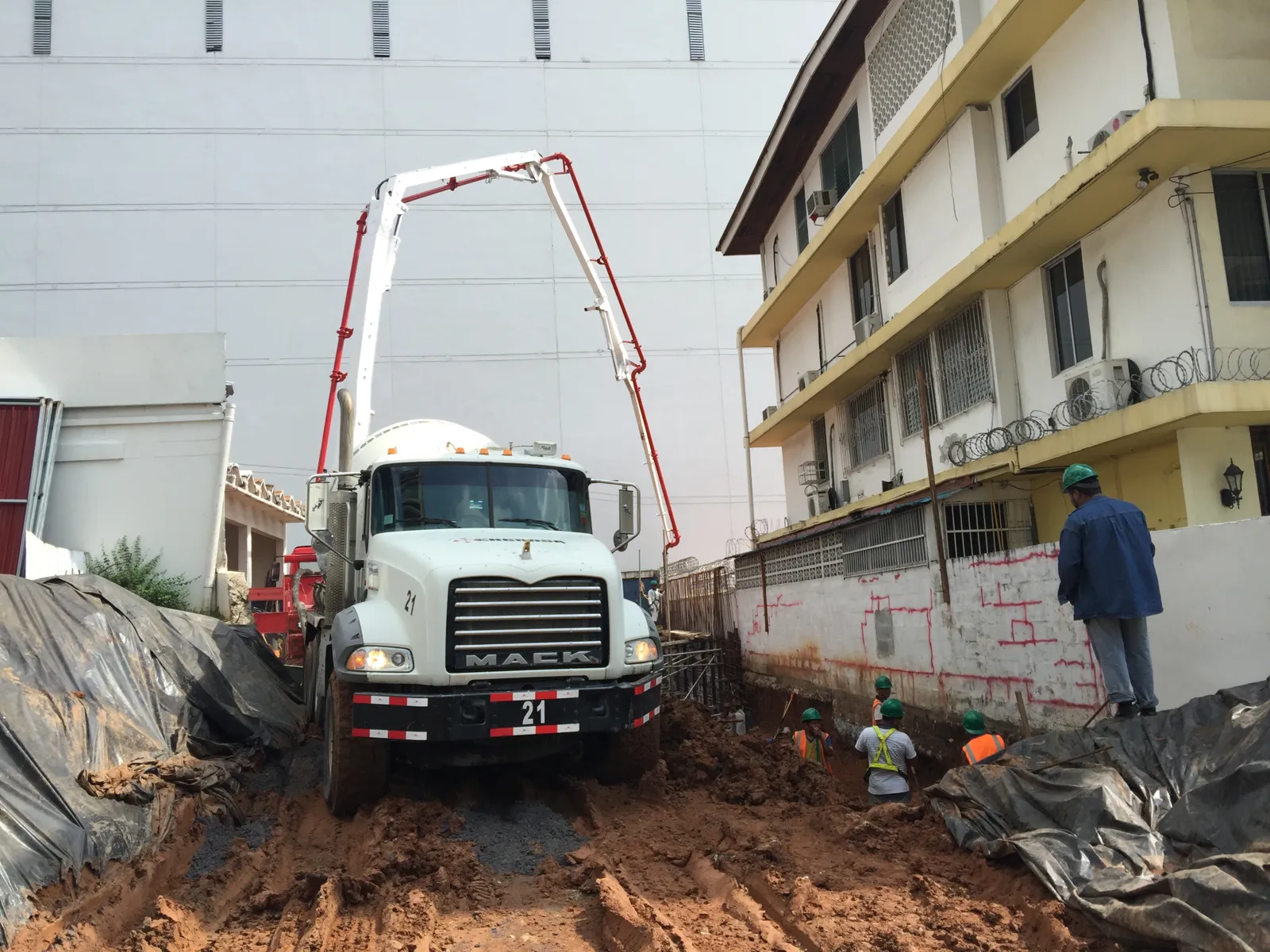 Vaciado de concreto con bomba y cuadrilla en la obra de San Gabriel