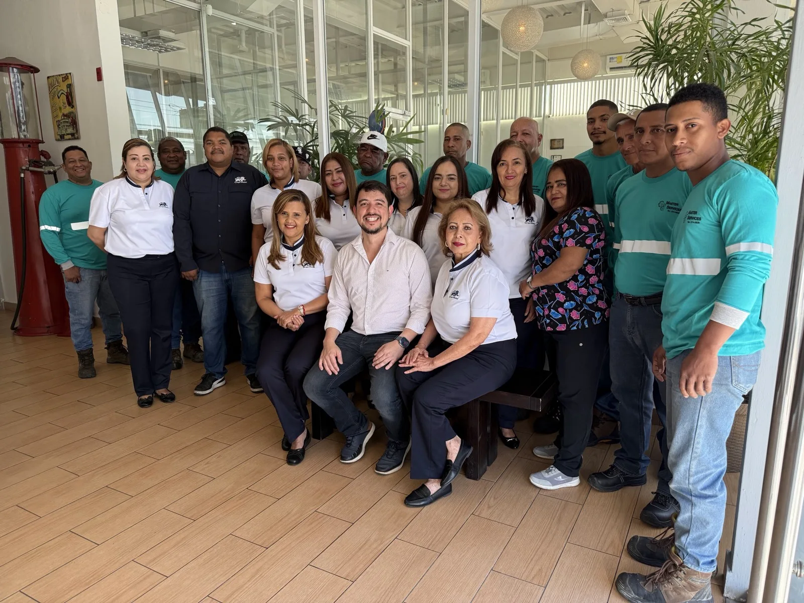 Personal de Grupo Master reunido dentro de las oficinas de la empresa