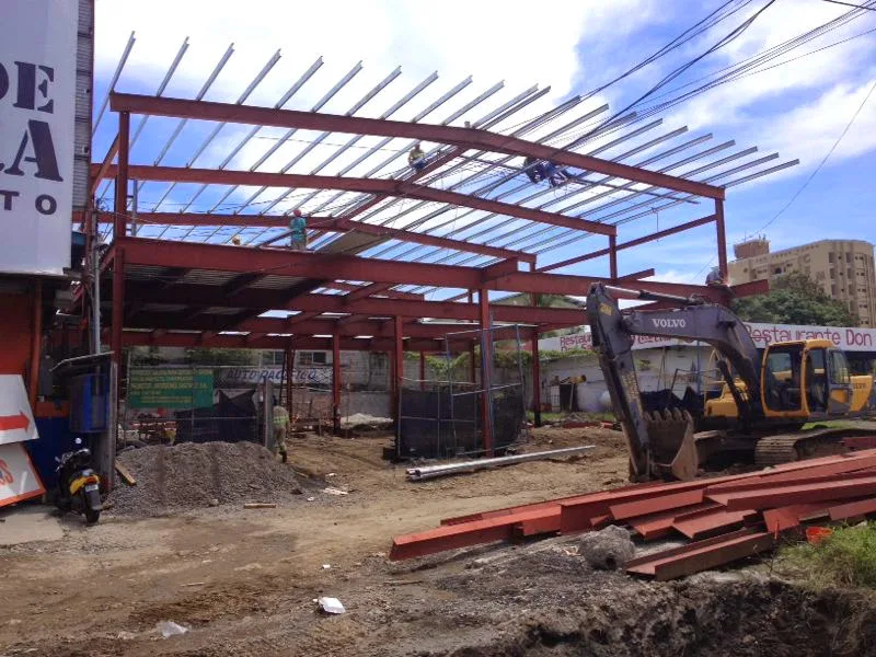 Montaje de estructura de acero en una obra de Master Services